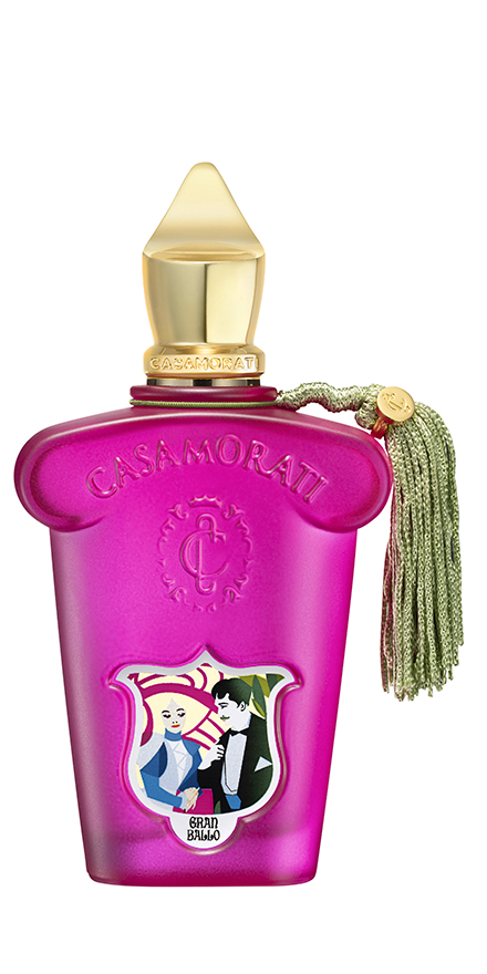 casamorati-nobilis-group-packshots-880x440-b2 - BERGERAT | WE MAKE BEAUTY PERFORM Pink Casamorati perfume bottle with a gold cap, embossed crest, and a green tassel hanging from the neck.